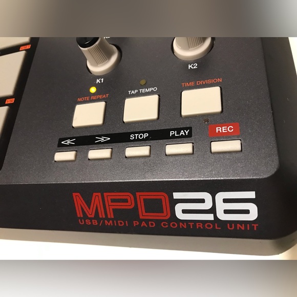 AKAI PROFESSIONAL MPD26 USB/MIDI Pad Control Mixer Music Beats Hiphop Edm Trance - Picture 4 of 15